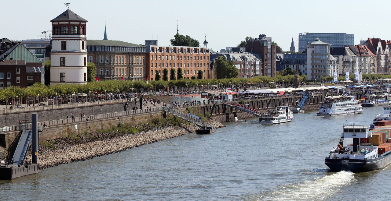 Düsseldorf: Rheinuferpromenade mit Altstadt und Schlossturm