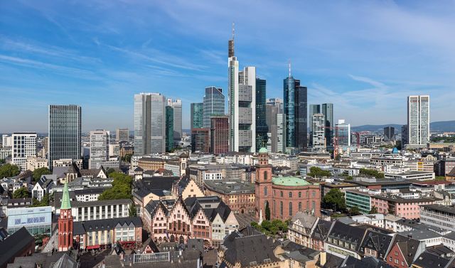 Frankfurt am Main: Altstadt am Römerberg mit der Skyline der Bankenstadt