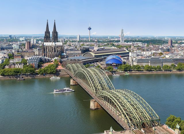 Köln: Stadtbild mit Dom, Hohenzollernbrücke und Rhein