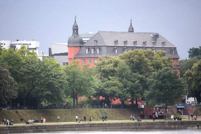 Offenbach am Main: das Isenburger Schloss am Mainufer